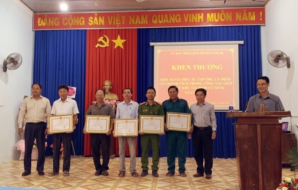 Huyện Ea Kar gặp mặt, khen thưởng đột xuất cho các tập thể, cá nhân có thành tích trong công tác giúp dân về Khu Tái định cư số 2, xã Cư Bông.